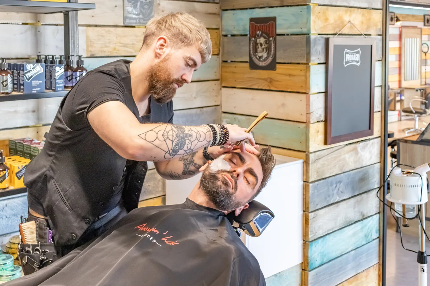Rituel de barbe au rasoir chez Anonym'Hair, Espace Barbier à Coudekerque-Branche